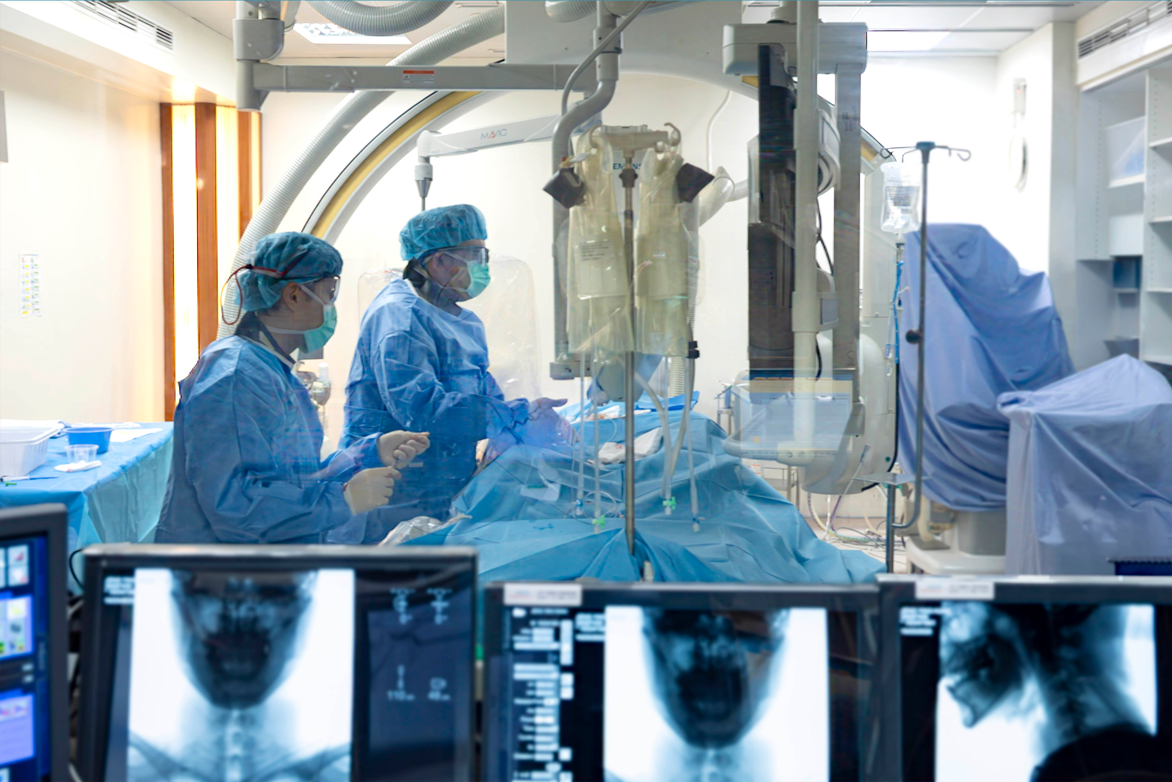 彰基取栓團隊正在導管室中執行緊急手術，與時間賽跑搶救急性腦出血患者，力求迅速取栓，提升病人康復機會。(彰基提供)